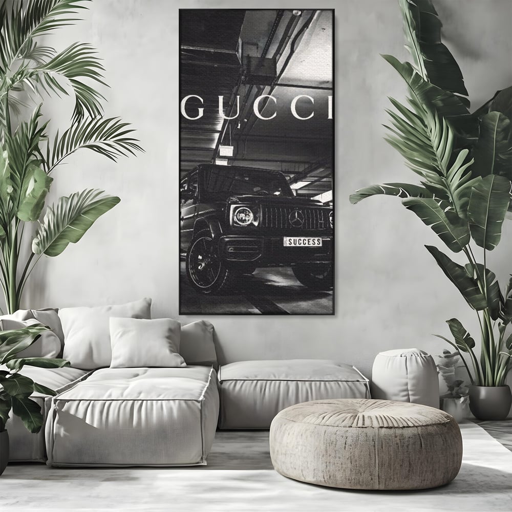 Tablou canvas cu tablou canvas cu masina si text, in rama de aluminiu negru, pe perete intr-un living